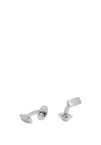 Gemelli in argento con un design curvato, caratterizzati da una parte superiore rettangolare e il nome del marchio inciso. Texture liscia con finitura lucida.