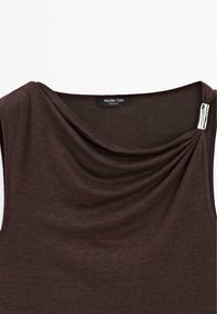 Haut sans manches marron foncé avec encolure drapée et boucle rectangulaire argentée sur l'épaule droite, étiquette Massimo Dutti.