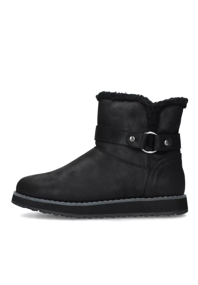 Botas de tobillo negras con un exterior de cuero liso, forro de piel sintética en el puño, correa lateral con hebilla metálica y suela de goma texturizada.