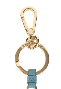 Portachiavi in metallo dorato con moschettone, dotato di un anello circolare e di una striscia in pelle azzurra chiara con finitura testurizzata.