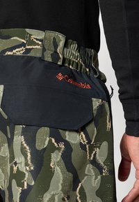 Columbia CORESHOT™ PRINTED PANT - Slēpošanas bikses - greenscape/treebark/black
