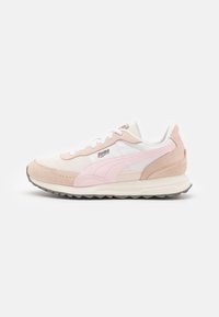 Rosa und beige Sneaker mit einem strukturierten Wildleder- und Mesh-Obermaterial, weißen Akzenten, Schnürung vorne und einer Gummi-Außensohle mit einem robusten Profil.