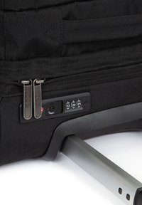 Schwarzer Koffer aus Textilmaterial, mit doppelt laufenden Reißverschlüssen, eingebautem Zahlenschloss und ausziehbarem Metallgriff. Verfügt über eine robuste Konstruktion.