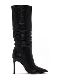 Bota de cuero negro de tacón alto con un cañón holgado, punta afilada, textura elegante y tacón de aguja, con un acabado suave y brillante.