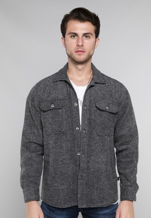 Grijze visgraat blouse met knoopsluiting en twee voorzakken, gestructureerde stof, lange mouwen en een kraagontwerp.
