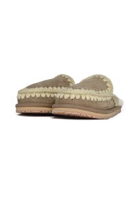 Pantofole in suede marrone con un bordo testurizzato color crema, forma arrotondata e suole in gomma beige con un leggero motivo antiscivolo.