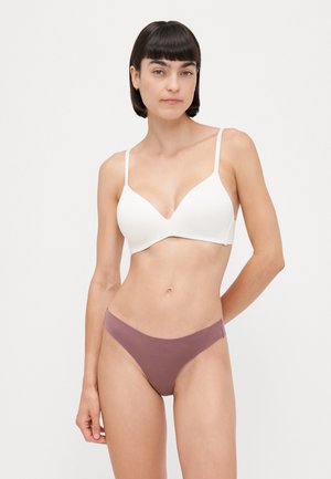 Witte plunge beha met dunne bandjes en een gladde textuur, gecombineerd met een mauve minimalistische string in een zacht, rekbaar materiaal.