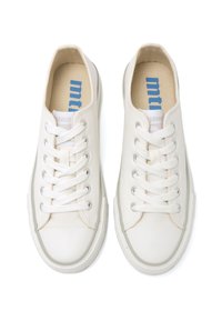 Zapatillas de lona blancas con puntera de goma redonda, ojales metálicos y cordones planos. Logotipo "mtng" en azul impreso en las plantillas.
