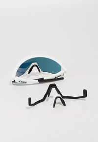 Sonnenbrille mit einem weißen Rahmen, blauen Gläsern und schwarzen Akzenten. Inklusive einer separaten verstellbaren schwarzen Nasenbrücke.