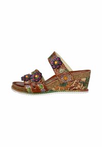 Sandalo zeppato marrone con decorazioni floreali, suola simile al sughero, cinturini con motivi colorati e soletta imbottita.