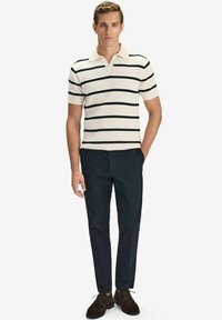 John Henric PEDRO - Pikeepaita - cream white