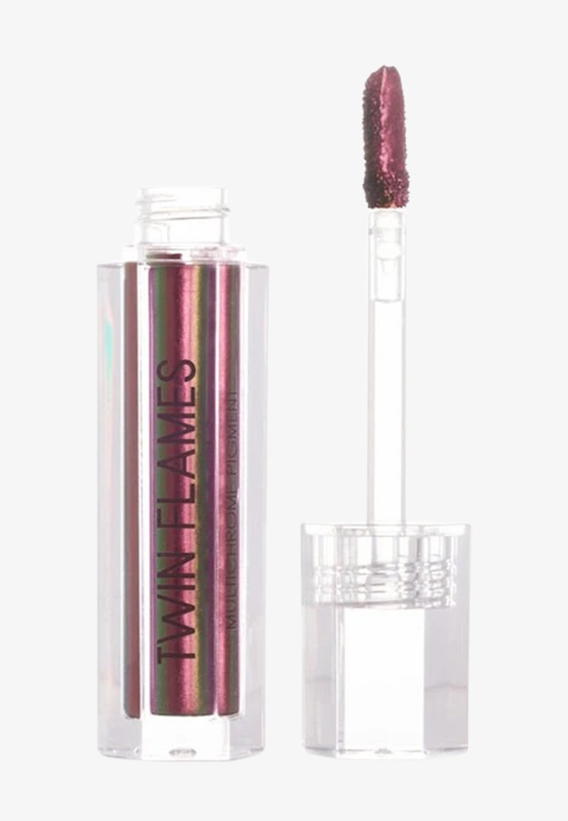 Lippenbalsem in een transparante tube met een glanzende, multichrome roze-paarse kleur en een zachte applicator voor nauwkeurige toepassing.