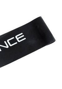 Svart motståndsband av gummimaterial med en glatt yta och stora vita bokstäver som stavar "MOTSTÅND."