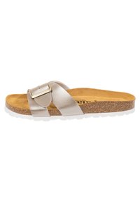 Sandalo slide argentato metallizzato con soletta in sughero, cinturino regolabile e suola in gomma bianca. Presenta un dettaglio decorativo con fibbia.