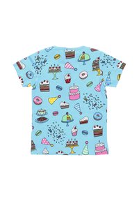 Kurzarm-Blaues T-Shirt mit einem sich wiederholenden Muster von Süßigkeiten, darunter Kuchen, Cupcakes, Donuts und Partylüten in verschiedenen Farben.