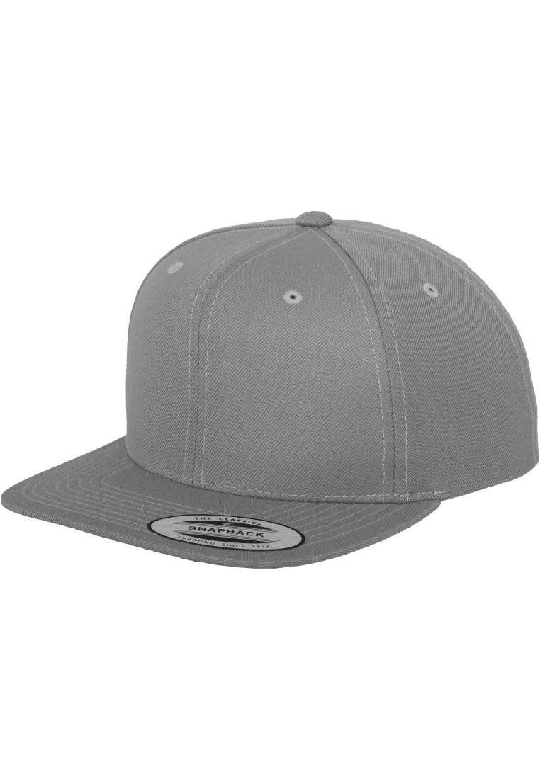 Grijze snapback pet van gestructureerde stof met een platte rand, zes-panel ontwerp en een ronde label aan de voorkant.