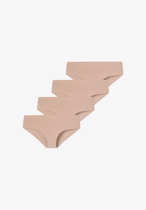 Quatre culottes hipsters sans couture couleur chair disposées en diagonale sur un fond blanc.