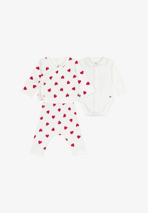 Dreiteiliges Baby-Outfit: Weiß mit roten Herzmustern, besteht aus einem langärmligen Wickeloberteil, einer Hose und einem kurzärmeligen Body. Weicher Stoff.