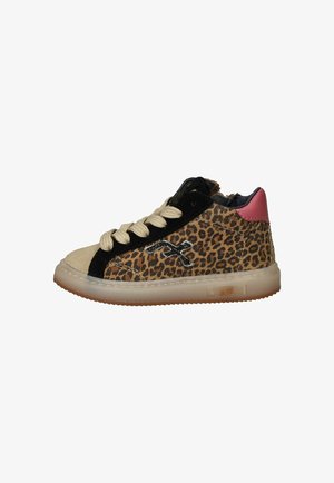 Luipaardprint high-top sneaker met beige suede neus, zwarte accenten en een roze hak. Voorzien van crèmekleurige veters en een transparante rubberen zool.