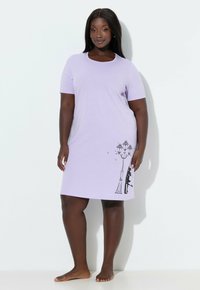 Liliowa sukienka z krótkim rękawem wykonana z miękkiej tkaniny, ozdobiona czarnym nadrukiem latarni ulicznej i pary. Prosty krój z okrągłym dekoltem.
