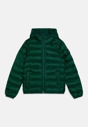 Veste en duvet de couleur vert foncé avec une capuche, fermeture éclair sur le devant, poches latérales et poignets élastiques. Présente une texture matelassée horizontale.