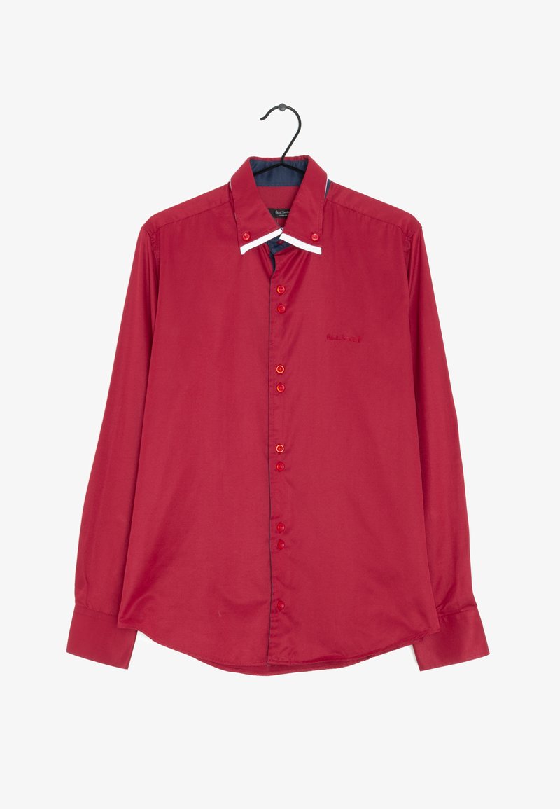 Rood overhemd met lange mouwen heeft een knoopsluiting aan de voorkant, een contrasterende blauwe kraag en een witte accent op de kraag. Glad materiaal, levendige kleur.