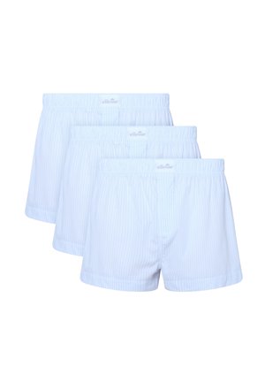 Τρία ζευγάρια λευκά μποξεράκια με ανοιχτές κάθετες ρίγες και ελαστικές μέσες, τοποθετημένα επικαλυπτόμενα σε λευκό φόντο.