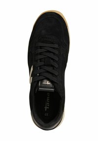 Sneaker in suede nero con lacci neri, suola in gomma e un'accenno beige sul lato. Presenta un collare imbottito e il logo sulla linguetta.