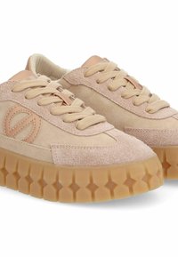 Lichtroze suède sneakers met gestructureerde panelen, ronde neus en crèmekleurige veters. Dikke gumzool met sterrenpatroon voor extra grip.