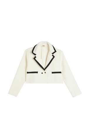 Blazer blanco recortado con detalles en negro, solapa de pico, dos bolsillos frontales y cierre de doble botón. Tejido texturizado con un patrón entrelazado.