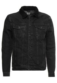 Chaqueta vaquera negra con cuello de piel sintética, cierre de botones, dos bolsillos en el pecho y mangas largas, con un diseño clásico y material texturizado.