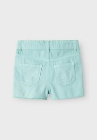 Mintgroene denimshorts met een rafelige zoom, twee achterzakken en riemlussen, met een gladde textuur en een aansluitend ontwerp.