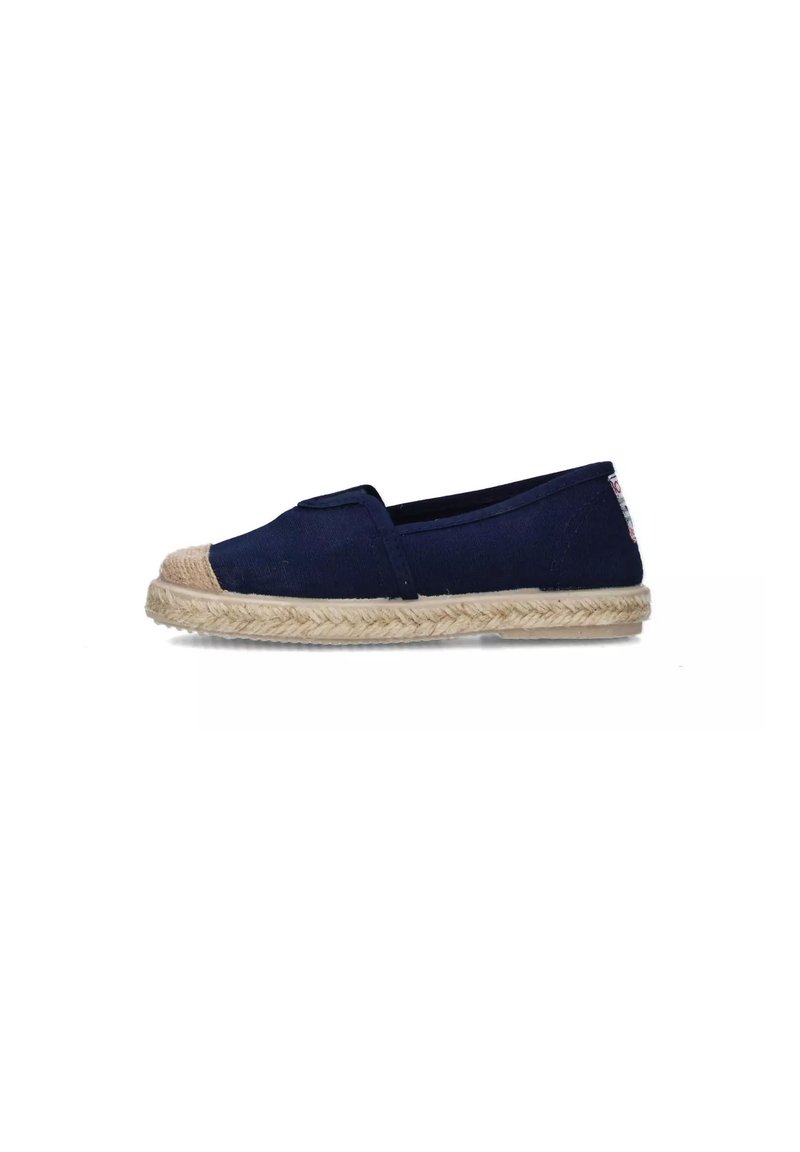 Espadrilla in tela blu navy con suola in juta intrecciata. Presenta una punta tondeggiante e un design slip-on. Dettaglio del logo sul tallone.