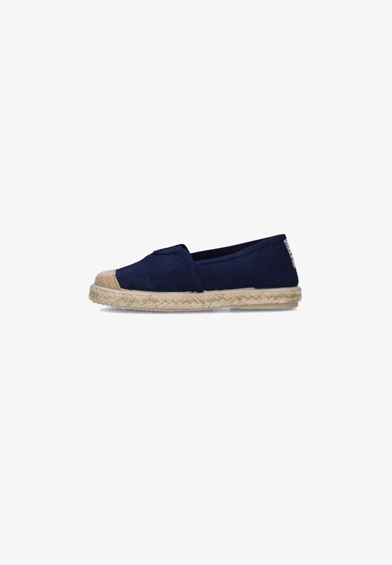 Espadrilla in tela blu navy con suola in juta intrecciata. Presenta una punta tondeggiante e un design slip-on. Dettaglio del logo sul tallone.
