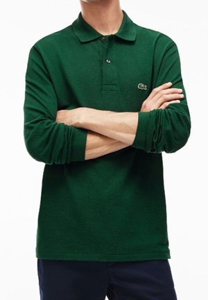 Zielona polo z długim rękawem, wykonana z teksturowanej tkaniny, z dwu-przyciskową listwą, ściągaczami na rękawach i małym haftowanym logo na piersi.