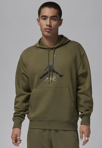 Felpa verde oliva con tasca frontale, cappuccio regolabile con coulisse e logo Jumpman nero con testo bianco sul petto. Tessuto morbido e texturizzato.
