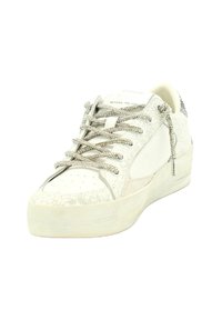 Zapatilla blanca con parte superior texturizada, cordones plateados, puntera perforada y suela gruesa. Presenta un sutil patrón de grietas en el material.
