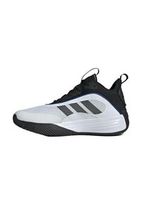Zapatillas de baloncesto con parte superior de malla blanca y acentos negros, que presentan una suela negra texturizada y un distintivo diseño de tres rayas.