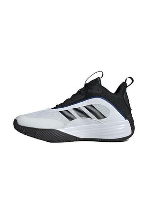 Zapatillas de baloncesto con parte superior de malla blanca y acentos negros, que presentan una suela negra texturizada y un distintivo diseño de tres rayas.