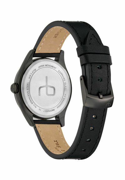 Czarny skórzany zegarek na nadgarstek z tylną pokrywą ze srebrnej stali nierdzewnej, japońskim mechanizmem, szafirowym szkłem oraz czarną klamrą.