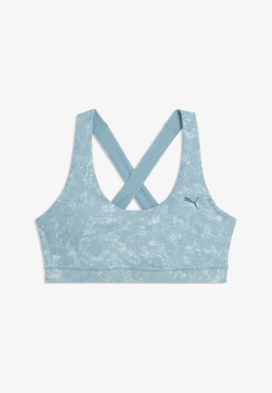 Svetlomodrá športová podprsenka z mäkkej látky, s textúrovaným vzorom, širokými ramienkami a skríženým dizajnom na chrbte. Obsahuje malé logo.