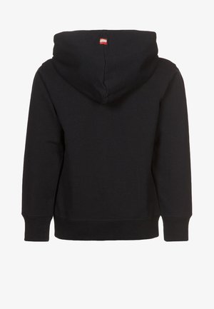 Czarna bluza z dużym kapturem, ściągaczami na mankietach i na dole oraz małą, czerwoną metką z logo LEGO z tyłu. Miękka tkanina, luźny krój, brak wzorów.