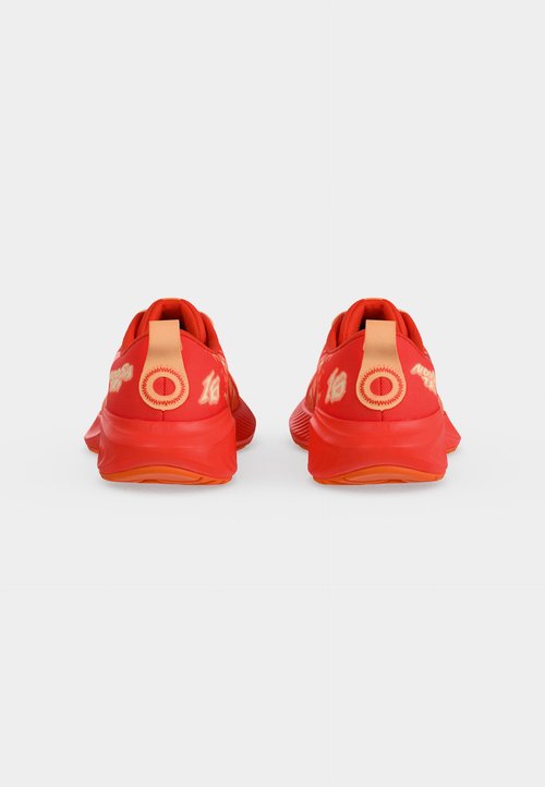 ASICS GEL-NOOSA TRI 16 GS UNISEX - Zapatillas running asfalto - cherry tomato/energy orange — photo 4