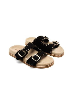 Sandales en nubuck noir avec deux brides ajustables à boucle, des accents cloutés, et une semelle rembourrée beige, dotées d'une semelle en caoutchouc.