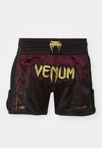 Burgundski satenski kratki hlače s črnim pasom. Imajo zlati logotip "VENUM" in dodatke, stranske žepe ter rdeče šivanje.