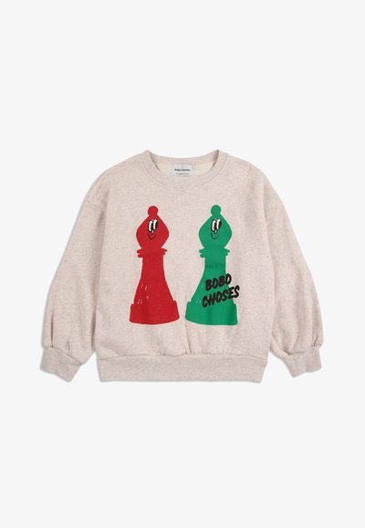 Sudadera gris claro con mangas abullonadas que presenta estampados de piezas de ajedrez en rojo y verde y el texto "BOBO CHOSES". Material de algodón suave.