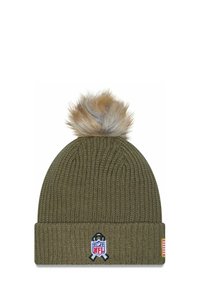 Olivgrüne Strickmütze mit umgeschlagenem Saum, versehen mit einem Fellbommel oben und einem NFL-Logo-Patch auf der Vorderseite.