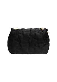 Zwarte suède tas met een geperforeerde textuur en rechthoekige patronen. Voorzien van een gouden kettingriem voor veelzijdig dragen.