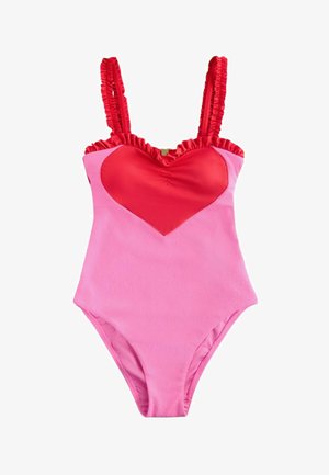 Różowy jednoczęściowy strój kąpielowy z czerwonym sercowym panelem na piersi i falbaniaste czerwone ramiączka.
