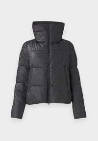 Svart pufferjacka med en glänsande texturerad yta, kort design, hög krage, frontdragkedja och två sidofickor med tryckknappsstängningar.